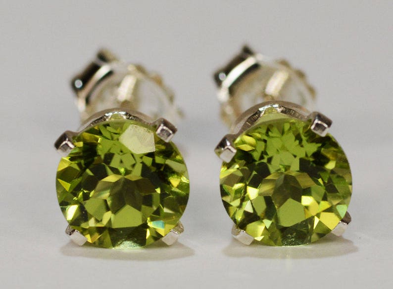 Pendientes de peridoto ~ Engaste de plata de ley 925 ~ Corte redondo de 6 mm ~ Extraído de forma natural genuina