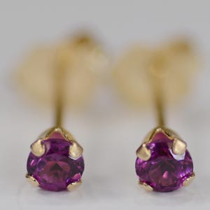 Rhodolit Granat Örhängen ~ 14 KT Gult Guld ~ 3 mm Rund Slipning ~ Äkta Naturlig Utvunnen
