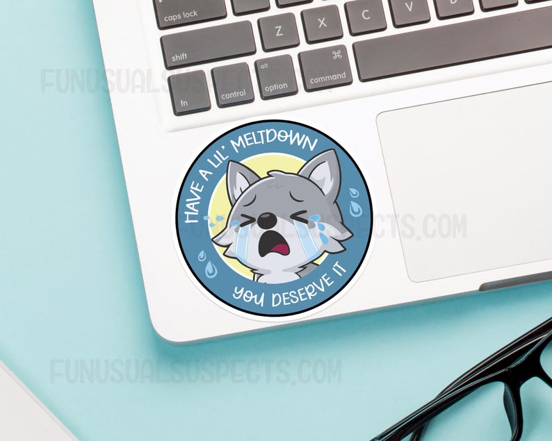 K&ouml;nnte beinhalten: Ein runder Aufkleber in Blau und Gelb mit einem weinenden Cartoon-Wolf. Der Aufkleber sagt "Have a lil' meltdown you deserve it".