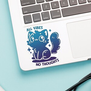 Puede incluir: Una pegatina degradada azul y morada con un gato de dibujos animados y el texto "ALL VIBES NO THOUGHTS".