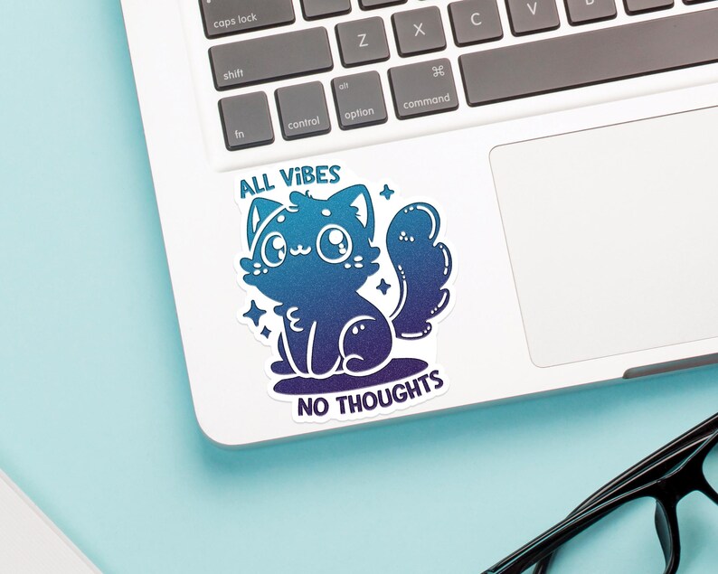 Puede incluir: Una pegatina degradada azul y morada con un gato de dibujos animados y el texto "ALL VIBES NO THOUGHTS".