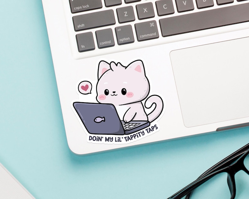 K&ouml;nnte beinhalten: Eine wei&szlig;e Katze mit rosa Wangen sitzt an einem Laptop mit dem Text "DOIN' MY LIL' TAPPITY TAPS" am unteren Rand des Bildes.