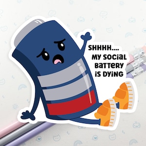 K&ouml;nnte beinhalten: Ein blauer Batterie-Charakter mit einem traurigen Gesicht und dem Text "SHHHH... MY SOCIAL BATTERY IS DYING".