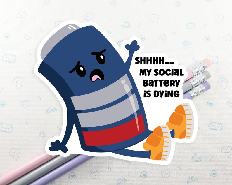 K&ouml;nnte beinhalten: Ein blauer Batterie-Charakter mit einem traurigen Gesicht und dem Text "SHHHH... MY SOCIAL BATTERY IS DYING".