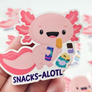 Puede incluir: Una pegatina de dibujos animados de axolotl rosa con una expresi&oacute;n feliz, sosteniendo una paleta de hielo y una lata de refresco. El axolotl lleva una camisa a rayas azul y blanca y tiene una cola rosa. La pegatina dice "SNACKS-ALOTL" en letras moradas.