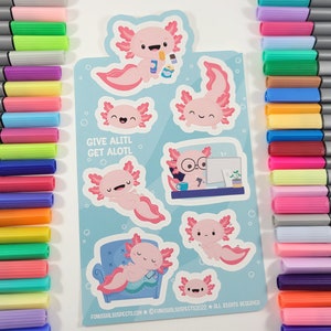 K&ouml;nnte beinhalten: Ein Set mit 8 Axolotl-Stickern, die verschiedene Axolotl in verschiedenen Posen zeigen. Die Sticker sind auf einem blauen Hintergrund mit wei&szlig;en Blasen. Der Text "Give alitl get alottl" ist auf dem Stickerbogen aufgedruckt.