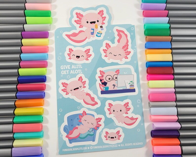 K&ouml;nnte beinhalten: Ein Set mit 8 Axolotl-Stickern, die verschiedene Axolotl in verschiedenen Posen zeigen. Die Sticker sind auf einem blauen Hintergrund mit wei&szlig;en Blasen. Der Text "Give alitl get alottl" ist auf dem Stickerbogen aufgedruckt.