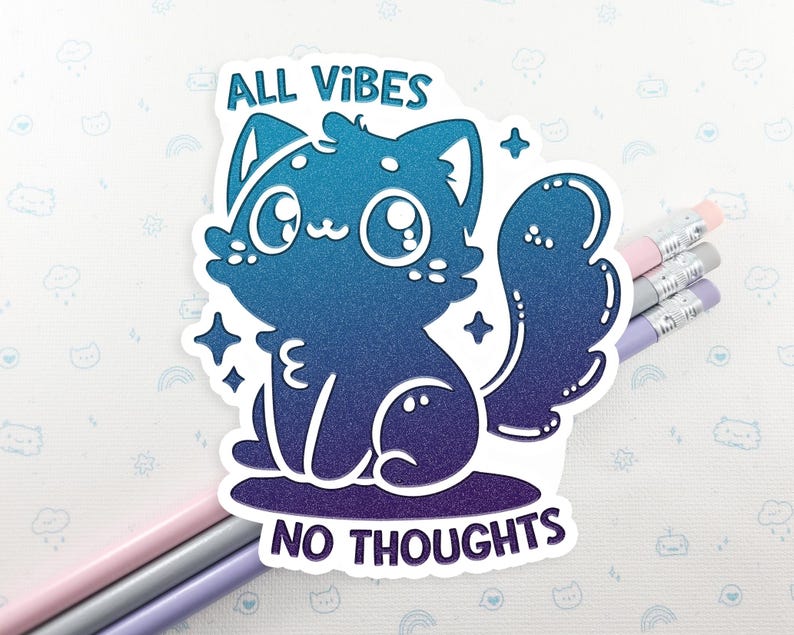 Puede incluir: Una pegatina degradada azul y morada con un gato de dibujos animados y el texto "ALL VIBES NO THOUGHTS".