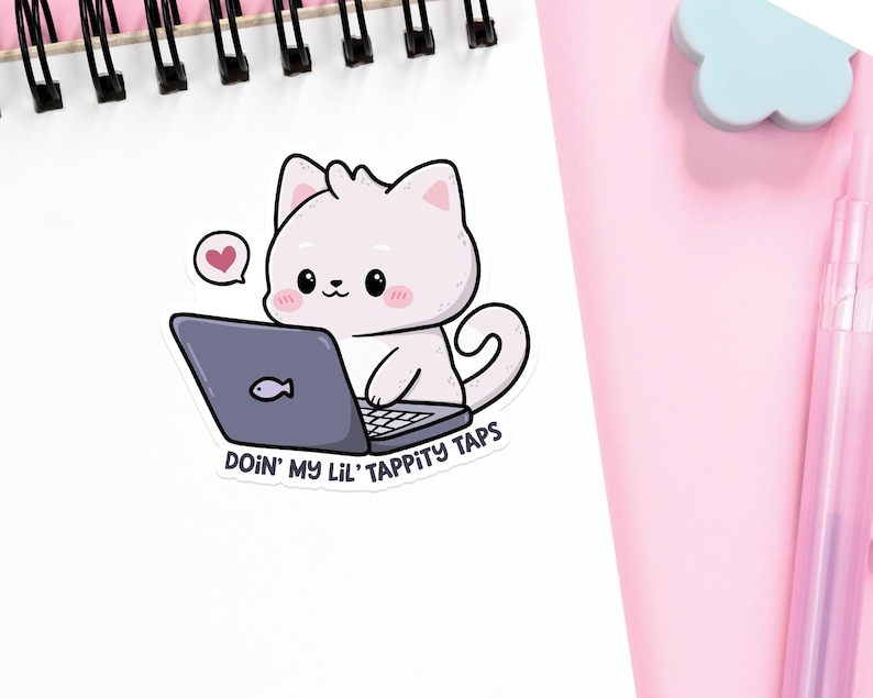 K&ouml;nnte beinhalten: Eine wei&szlig;e Katze mit rosa Wangen sitzt an einem Laptop. Die Katze tr&auml;gt ein rosa Herz &uuml;ber dem Kopf. Der Laptop hat einen blauen Bildschirm mit einem Fisksymbol. Der Text unter der Katze lautet "Doin' my lil' tappity taps".