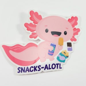 Puede incluir: Un personaje de dibujos animados axolotl rosa sosteniendo una paleta de hielo y una lata de refresco. El axolotl lleva una camisa morada y tiene una expresi&oacute;n feliz. El texto "SNACKS-ALOTL" est&aacute; escrito debajo del axolotl.