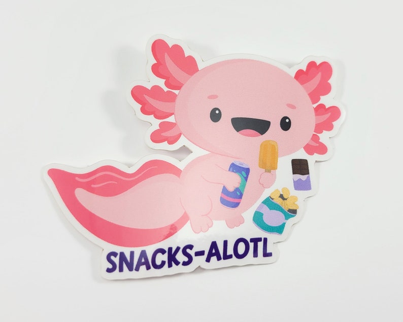 Puede incluir: Un personaje de dibujos animados axolotl rosa sosteniendo una paleta de hielo y una lata de refresco. El axolotl lleva una camisa morada y tiene una expresi&oacute;n feliz. El texto "SNACKS-ALOTL" est&aacute; escrito debajo del axolotl.
