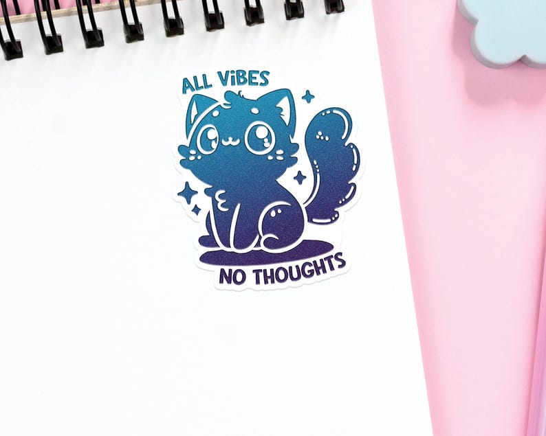 Puede incluir: Una pegatina con una ilustraci&oacute;n de un gato degradado en azul y morado. El gato tiene ojos grandes y una cola esponjosa. El texto "ALL VIBES NO THOUGHTS" est&aacute; debajo del gato.