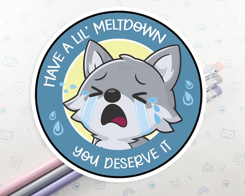K&ouml;nnte beinhalten: Ein blauer und wei&szlig;er Aufkleber mit einem weinenden Cartoon-Wolf. Der Text auf dem Aufkleber lautet "Have a lil' meltdown you deserve it."