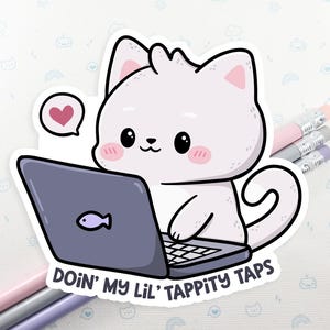 K&ouml;nnte beinhalten: Eine wei&szlig;e Comic-Katze mit rosa Wangen sitzt an einem Laptop. Die Katze l&auml;chelt und hat ein Herz &uuml;ber dem Kopf. Der Laptop hat ein Fisch-Symbol auf dem Bildschirm und der Text "Doin' my lil' tappity taps" befindet sich unter dem Laptop.