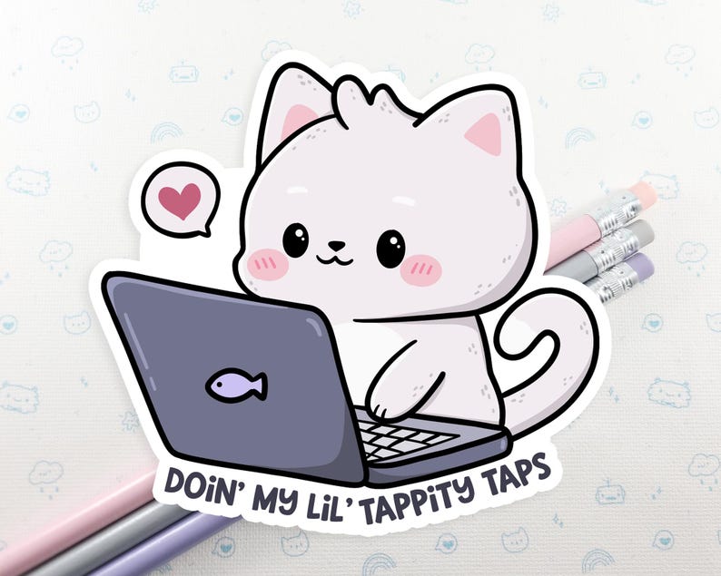 K&ouml;nnte beinhalten: Eine wei&szlig;e Comic-Katze mit rosa Wangen sitzt an einem Laptop. Die Katze l&auml;chelt und hat ein Herz &uuml;ber dem Kopf. Der Laptop hat ein Fisch-Symbol auf dem Bildschirm und der Text "Doin' my lil' tappity taps" befindet sich unter dem Laptop.