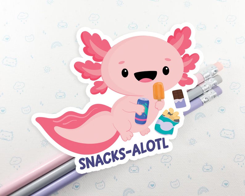 Puede incluir: Un personaje de dibujos animados axolotl rosa con una gran sonrisa, sosteniendo una lata de refresco y una paleta de hielo. El axolotl lleva un sombrero azul y blanco y tiene una bolsa de patatas fritas azul y blanca a su lado. El texto "SNACKS-ALOTL" est&aacute; escrito debajo del axolotl.