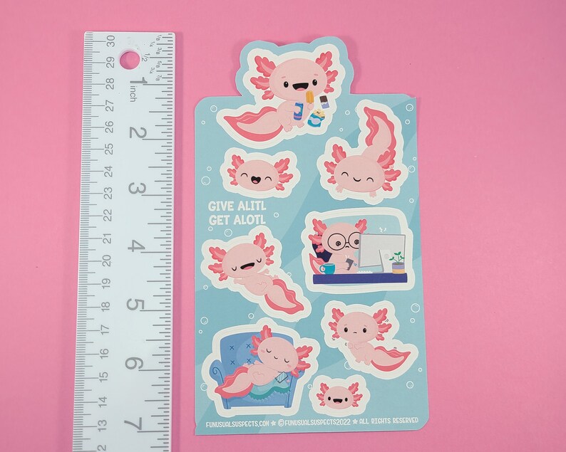 K&ouml;nnte beinhalten: Eine Sticker-Tafel mit Illustrationen von rosa Axolotln in verschiedenen Posen. Die Axolotl sind im Cartoon-Stil mit gro&szlig;en Augen und l&auml;chelnden Gesichtsausdr&uuml;cken dargestellt. Die Sticker-Tafel hat einen blauen Hintergrund mit wei&szlig;en Blasen und den Text "Give Alitl Get Alottl".