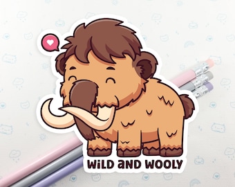Könnte beinhalten: Ein Cartoon-Aufkleber mit einem braunen und braunen Wollmammut mit einem rosa Herzen über seinem Kopf. Das Mammut lächelt und hat einen braunen und weißen Stoßzahn. Der Aufkleber lautet "Wild and Woolly" unten.