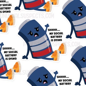 K&ouml;nnte beinhalten: Ein blauer und roter Akku mit einem traurigen Gesicht und dem Text "SHHHH... MY SOCIAL BATTERY IS DYING", der auf mehreren Aufklebern wiederholt wird.