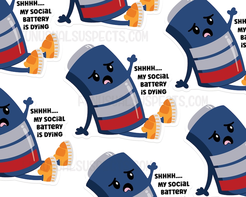 K&ouml;nnte beinhalten: Ein blauer und roter Akku mit einem traurigen Gesicht und dem Text "SHHHH... MY SOCIAL BATTERY IS DYING", der auf mehreren Aufklebern wiederholt wird.