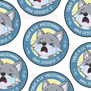 K&ouml;nnte beinhalten: Ein Satz von acht runden Aufklebern mit einem Cartoon-Wolf mit blauen, tr&auml;nengef&uuml;llten Augen. Die Aufkleber haben einen blauen Hintergrund mit einem gelben Kreis in der Mitte. Der Text auf den Aufklebern lautet "Have a lil' meltdown, you deserve it".