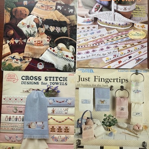 Puede incluir: Cuatro libros de patrones de punto de cruz con dise&ntilde;os coloridos para toallas y bordes. Los libros se titulan "Country Christmas Fingertips", "Fancy Borders", "Cross Stitch Designs for Towels" y "Just Fingertips".