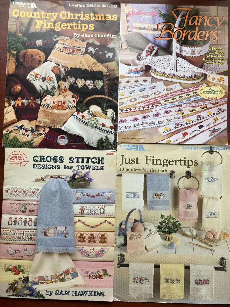 Puede incluir: Cuatro libros de patrones de punto de cruz con dise&ntilde;os coloridos para toallas y bordes. Los libros se titulan "Country Christmas Fingertips", "Fancy Borders", "Cross Stitch Designs for Towels" y "Just Fingertips".