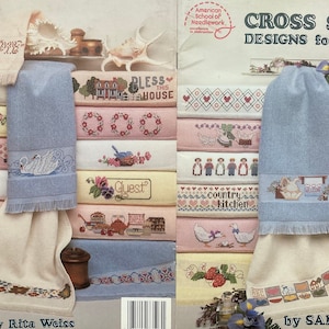 Puede incluir: Una portada de libro con una pila de toallas con dise&ntilde;os de punto de cruz para toallas. La portada del libro se titula "Cross Stitch Designs for Towels" y est&aacute; producida por Rita Weiss y por Sam Hawkins. Las toallas presentan dise&ntilde;os como "Welcome", "Baby", "Guest", "Bless This House", "Country Kitchen", y "Be Our Guest".