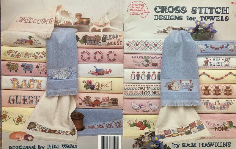 Puede incluir: Una portada de libro con una pila de toallas con dise&ntilde;os de punto de cruz para toallas. La portada del libro se titula "Cross Stitch Designs for Towels" y est&aacute; producida por Rita Weiss y por Sam Hawkins. Las toallas presentan dise&ntilde;os como "Welcome", "Baby", "Guest", "Bless This House", "Country Kitchen", y "Be Our Guest".