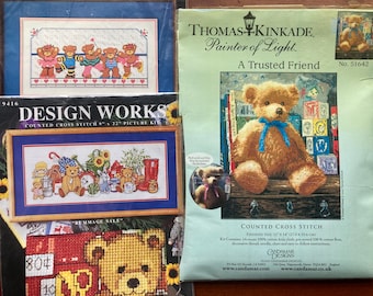 Muchos ositos de peluche ~~ Kits de punto de cruz antiguos ~~ Kits sin usar ni abrir ~~ Todos los componentes incluidos en condiciones como nuevas