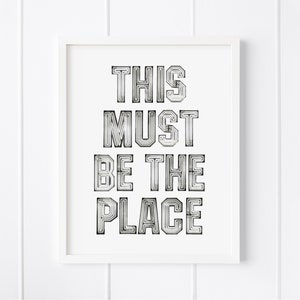 evenement kunstdruk | dit moet de plek zijn | feestdecoratie | neonreclame voor barkar | direct downloaden | 16x20 | 4:5 verhouding