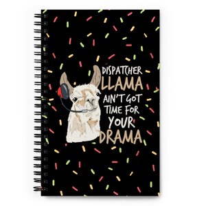 Puede incluir: Una libreta de espiral negra con una llama que lleva un auricular y el texto "Dispatcher Llama Ain't Got Time For Your Drama" en la portada. El fondo es negro con confeti de colores.