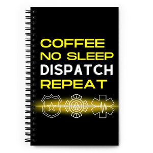 Puede incluir: Cuaderno negro de espiral con el texto "COFFEE NO SLEEP DISPATCH REPEAT" en amarillo. El cuaderno tiene tres iconos blancos: una placa de policía, una placa de bomberos y un símbolo médico.