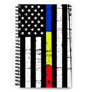 Puede incluir: Una bandera estadounidense desgastada con una franja vertical azul, amarilla y roja. Los colores recuerdan a la bandera ucraniana.