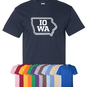 Può includere: Una maglietta blu navy con un contorno bianco dello stato dell'Iowa e il testo "IOWA" all'interno. La maglietta è disponibile in una varietà di colori, tra cui rosa, rosso, arancione, giallo, verde, viola, marrone, azzurro, beige, grigio e blu reale.