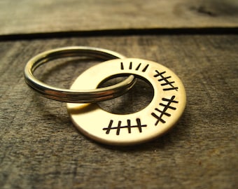 19.º aniversario - Regalo de bodas por 19 años - Regalo para él y para ella - Llavero de 19 marcas de conteo - Llavero de bronce - Regalo para parejas