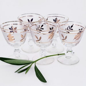 Copos de coquetel Libbey vintage conjunto de padrão de folhagem dourada de cinco MCM/vidros de folhagem dourada vintage da Libbey conjunto de cinco mesa MCM