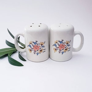 Salero y pimentero vintage de Saltera con diseño floral en naranja, azul y amarillo MCM/Salero y pimentero vintage de Saltera con diseño floral