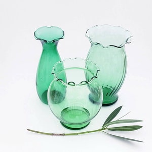 Vintage Green Vases Ruffle Rim Set of Three/Bouquet Bud and Bowl Vases Set of Three MCM Ruffle Rim/Green Table Decor Coffee Table MCM Set