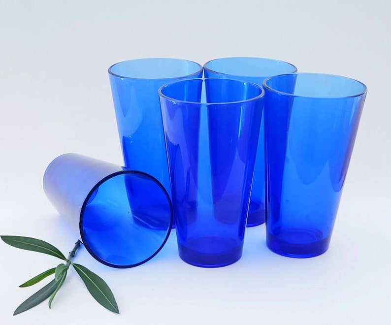 Ensemble de cinq verres à eau bleu cobalt vintage par Libbey, ensemble de cinq verres lourds MCM/vintage, ensemble de cinq verres à eau bleu cobalt MCM décoration de table image 1