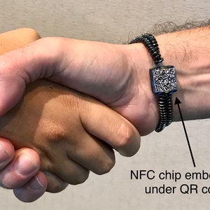 Elastisches, professionelles NFC und QR-Code Armband für Herren und Damen - Polymer Clay oder Stein Hauptperlenstil (Unisex)