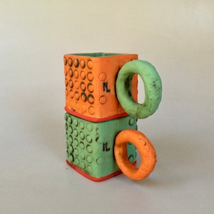 2er-Set Handgefertigte Keramiktassen - Grün & Orange mit  Gefundene Objekt Textur