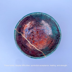 Blaue Raku-Schale inspiriert Kintsugi Kintsukuroi