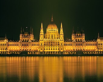 Budapester Parlamentsgebäude, original Fine Art Fotografie, drucken, Stadtlandschaft, 8 x 12, Ungarn, Licht, Nacht, gelb, Donau, Stadt, dunkel