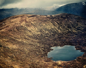 Lochan ein ' Bhealaich, original feine Kunstfotografie, Grafik, Landschaft, Highland, Berg, Schottland, See, Himmel, blau, Braun, Natur, Corrour