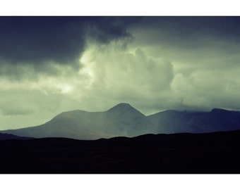 Diese regnet II, original Fine Art-Fotografie, Grafik, Landschaft, Highland, Natur, 8 x 12, Sturm, Schottland, Himmel, Berg, dunkel, blau
