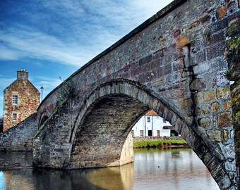 Alte Nungate Brücke, original Fine Art-Fotografie, Grafik, 8 x 10, Stein, Schottland, Haddington, Wasser, Fluss, blau, Himmel, Geschichte, Architektur