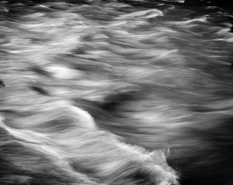 River Runs grau 2, original Fine Art-Fotografie, Grafik, Landschaft, Fluss, Schottland, Blair Atholl, Wasser, Schwarzweiß, sepia