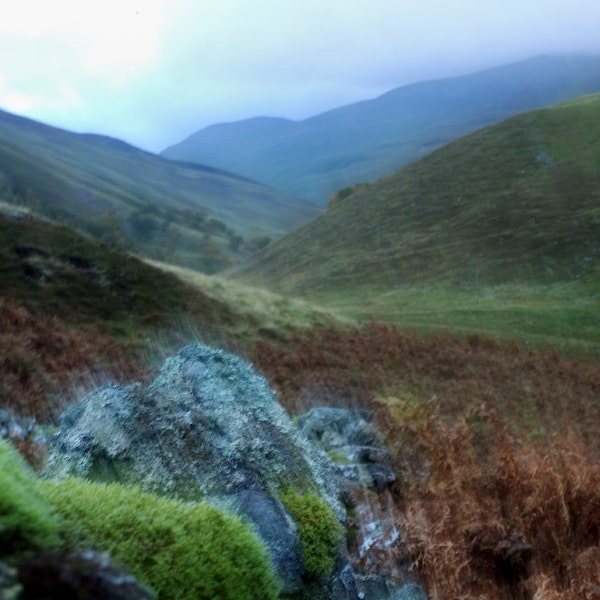 Glen Tilt 10, photographie d'art originale, imprimer, paysage, rock, Écosse, blair atholl, automne, collines, montagnes, humide, pluie, nuages