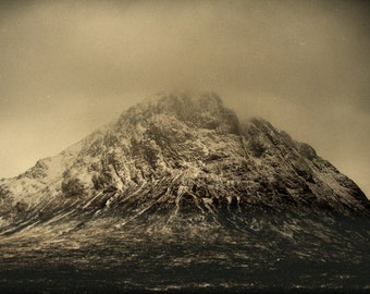 Buachaille Etive Mòr, original Fine Art-Fotografie, Grafik, Landschaft, Highland, Natur, 8 x 12, Berg, Schnee, Schottland, Vintage, Sepia